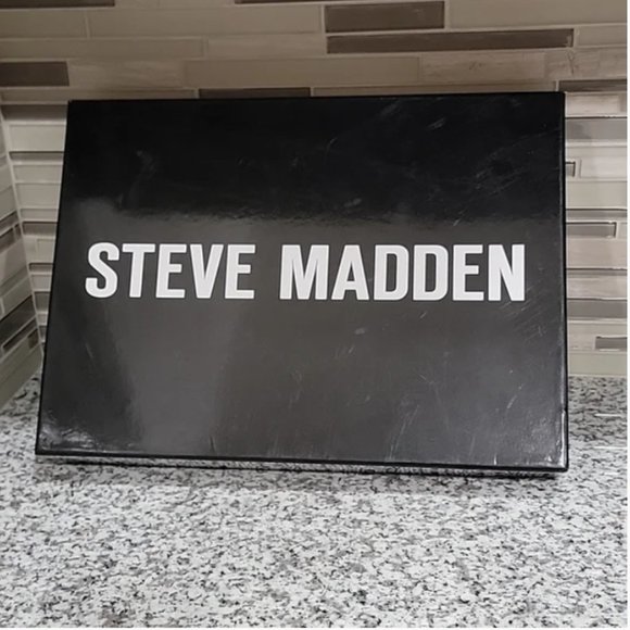 STEVE MADDEN GIFT SET WRISTLET WALLET CASE & SCARF - Picture 4 of 5